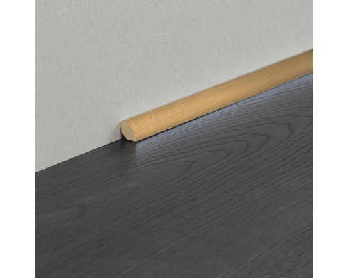 Holz-Viertelstab als Wandabschluss auf dunklem Holzboden