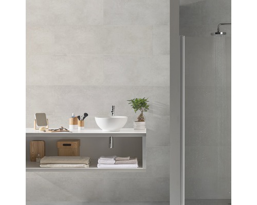 Modernes Badezimmer mit Dusche, Waschbecken und grauen Wandfliesen