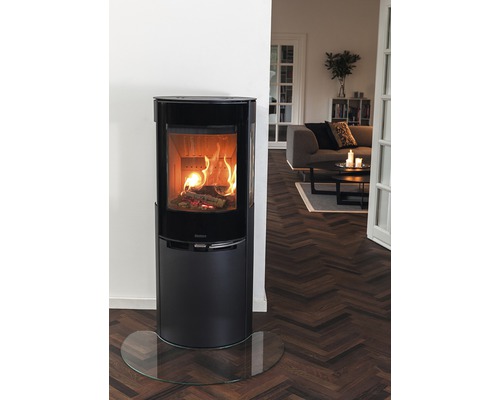 Kaminofen im Wohnzimmer mit brennendem Holz