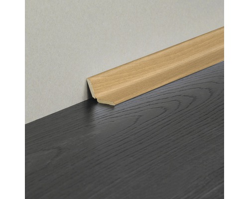 Sockelleiste aus Holz an einer Wand montiert