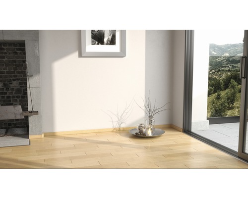 Heller Raum mit Holzboden, Kamin und Fenster mit Blick auf die Natur