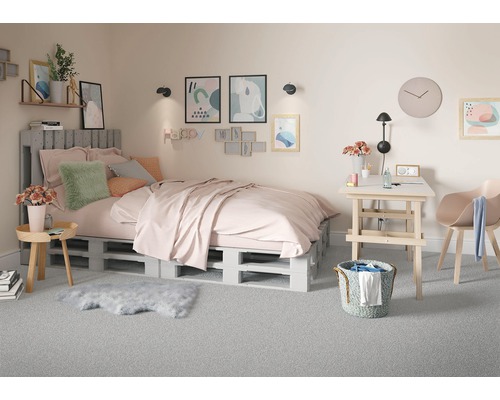 Schlafzimmer mit Palettenbett, Schreibtisch und Dekorationen