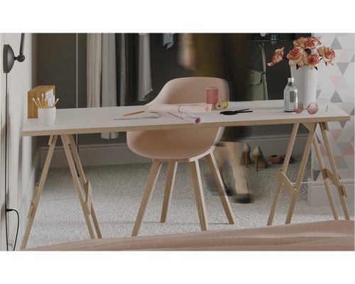 Helles Arbeitszimmer mit Schreibtisch auf Böcken und diversen Dekorationsartikeln