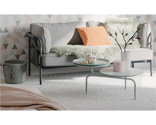 Wohnzimmer mit Sofa, Couchtisch und Dekoration