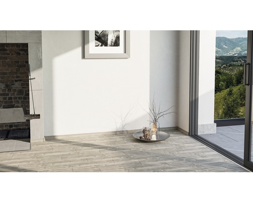 Heller Raum mit Holzboden, Wandbild und Zugang zum Garten