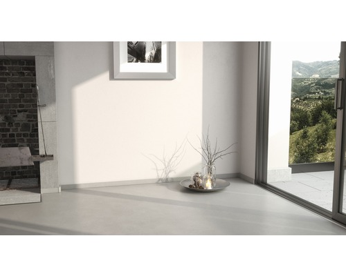 Heller Wohnraum mit großem Fenster, minimalistischer Dekoration und modernem Design