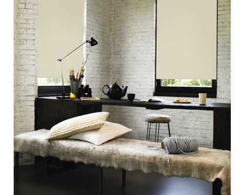 Wohnzimmer mit geschlossenem Rollo, Bank und Schreibtisch