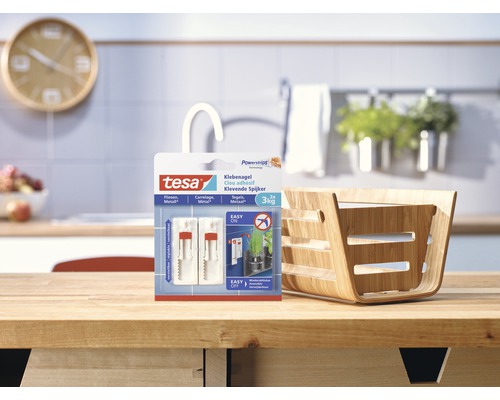 Tesa Klebenagel Verpackung mit Bambuskorb auf einem Tisch