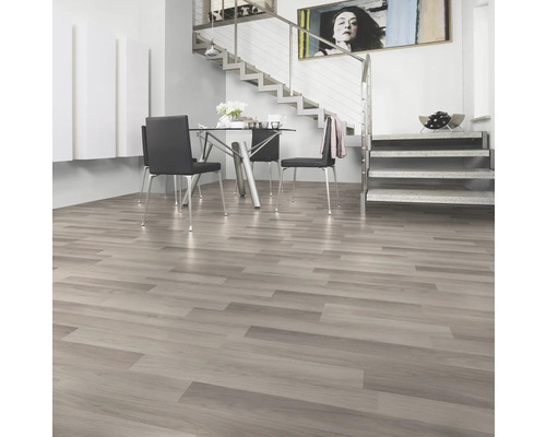 Helles Wohnzimmer mit Laminatboden in Holzoptik, Esstischgruppe und Treppe