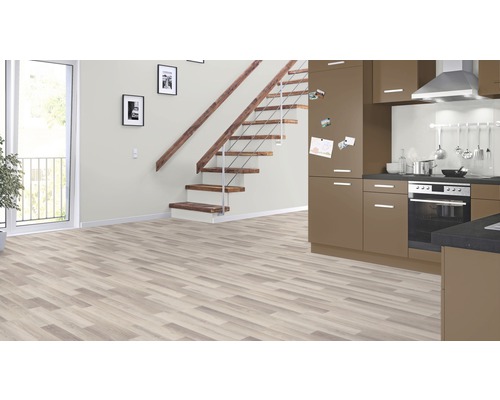 Helles Wohnzimmer mit Laminatboden, Treppe und Einbauküche