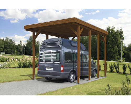 Carport aus Holz mit grauem Van auf einem Kiesweg