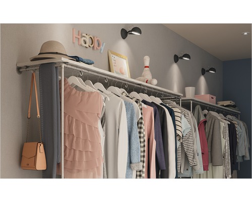 Offene Garderobe mit Kleidung, Hut und Dekoration