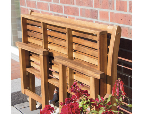 Zusammengeklappte Gartenbank aus Holz