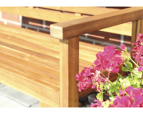 Detailansicht einer Gartenbank aus Holz mit Blumen