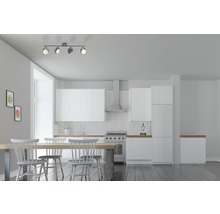Moderne Küche mit Esstisch und Deckenleuchte mit mehreren Strahlern.