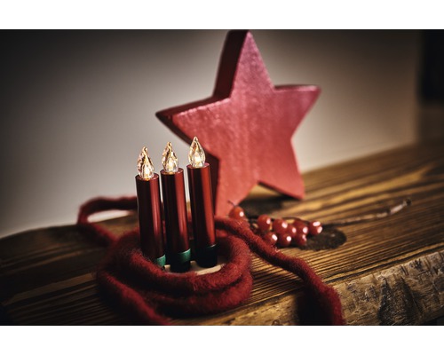 Dekorative LED-Kerzen mit Holzstern auf einem Tisch