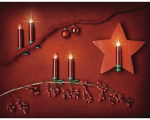 Dekorative Anordnung mit elektrischen Kerzen, Weihnachtskugeln, Holzstern und Beeren