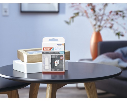Tesa Klebestreifen auf einem Tisch