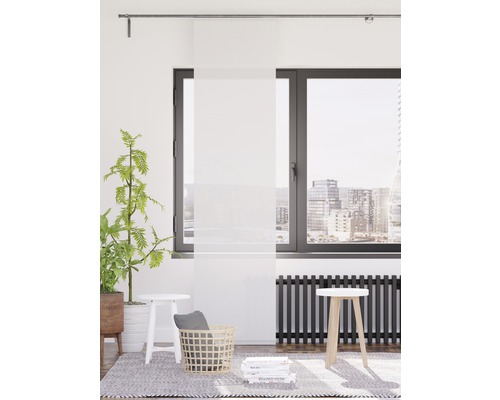 Heller Raum mit Schiebegardine vor dem Fenster
