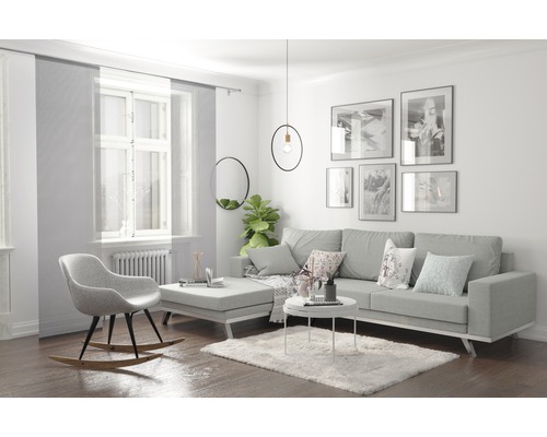 Wohnzimmer mit Sofa, Sessel, Fensterpaneelen und Dekoration