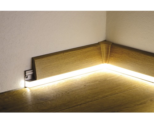 Ecke mit Holzfußleiste und indirekter Beleuchtung