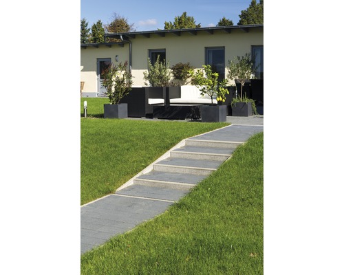 Außenbereich mit Pflasterweg, Treppe und Sitzgruppe