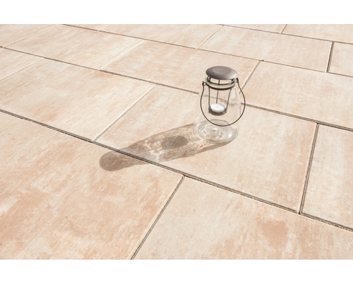 Außenbereich mit rechteckigen Pflastersteinen und Windlicht