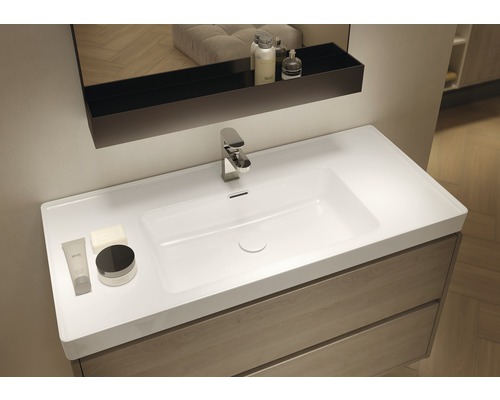 Waschtisch mit weißem Becken und Holzunterschrank im Badezimmer