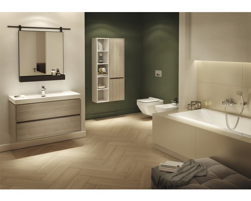 Badezimmer mit Waschtisch, Spiegel, Hängeschrank, Toilette, Bidet und Badewanne in hellem Design