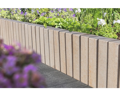 Beetbegrenzung aus Beton mit vertikalen Rillen im Garten