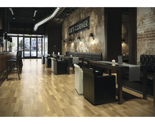 Innenraum eines Restaurants mit Tischen, Stühlen und Holzboden.