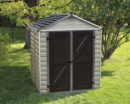 Gartenschuppen aus Kunststoff mit Doppeltür im Garten