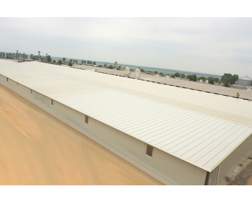 Ansicht eines langen, niedrigen Lagergebäudes mit Metalldach