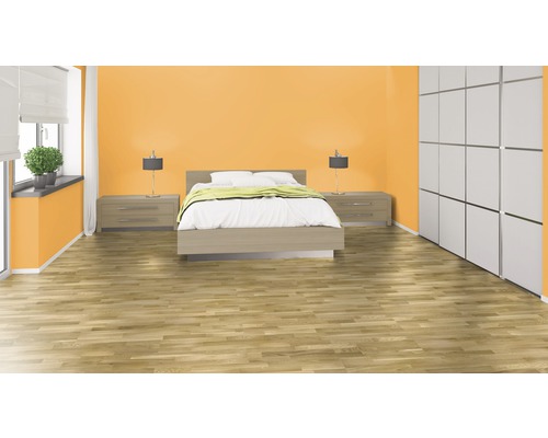 Helles Schlafzimmer mit Doppelbett, Nachttischen, Lampen, Schrank und Holzboden