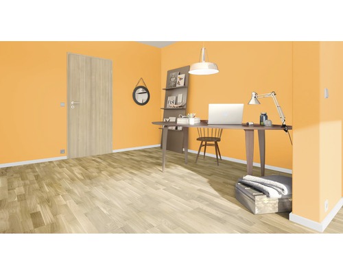 Einrichtung eines Arbeitszimmers mit Schreibtisch, Stuhl, Lampe und Holzfußboden