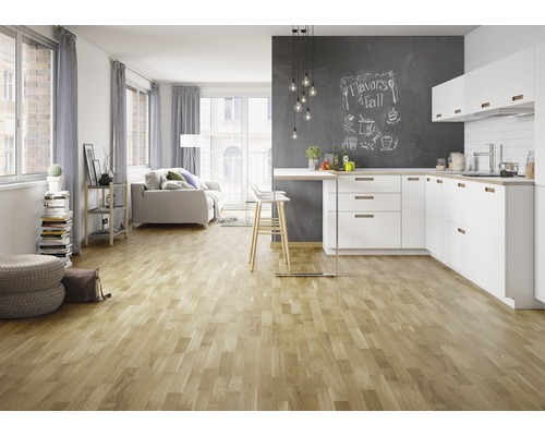 Helles Wohnzimmer mit Holzboden, offener Küche mit Bar, Sofa und Fenstern mit Vorhängen