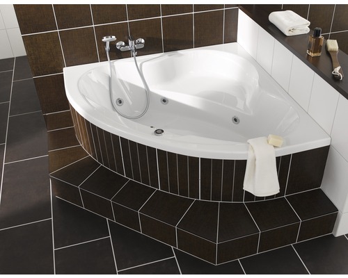 Eckbadewanne mit Whirlpoolfunktion in gefliestem Badezimmer
