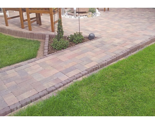 Gartenweg aus Pflastersteinen mit Rasenfläche