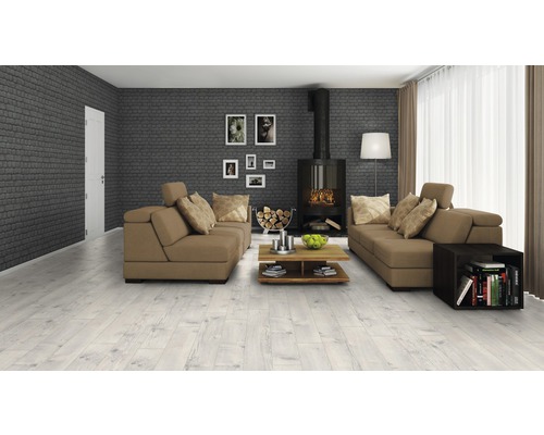 Wohnzimmer mit Laminatboden, Sofa und Kamin