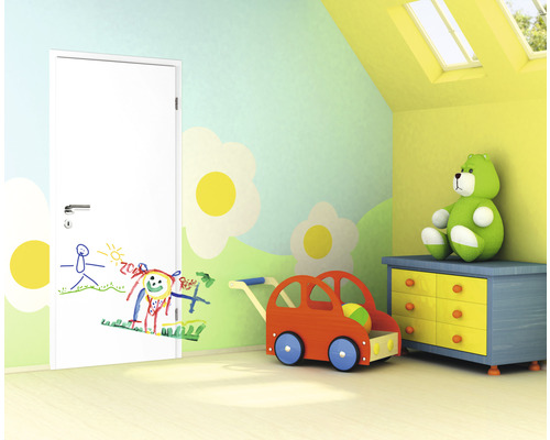 Kinderzimmer mit weißer Tür, bemalt mit Kinderzeichnungen, Spielzeugauto und Kommode