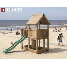 Holzspielturm mit Rutsche am Strand