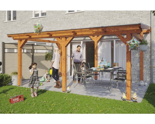 Terrassenüberdachung SKAN HOLZ Siena 541x250 cm eiche hell Familie feiert im Garten unter einer Holzpergola mit Esstisch und Stühlen.