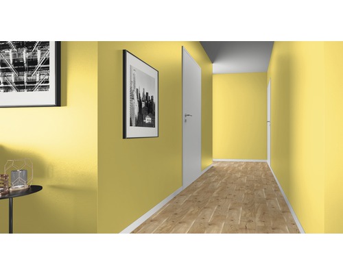 Flur mit gelben Wänden, Holzboden und weißen Türen.