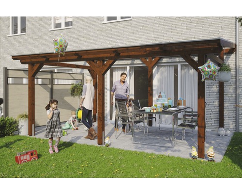 Terrassenüberdachung SKAN HOLZ Siena 541x250 cm nußbaum Holzterrasse mit Familie und Geburtstagsdekoration im Garten