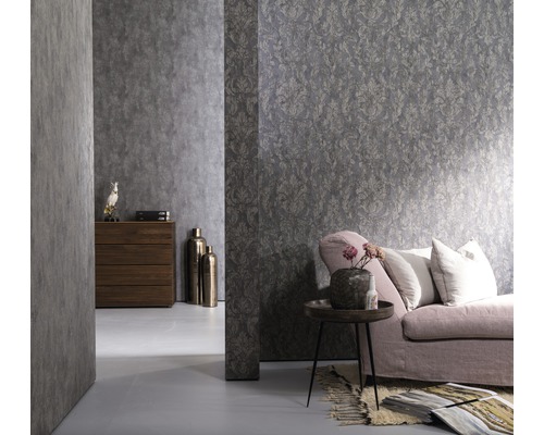 Innenraum mit verschiedenen Tapetendesigns, Kommode und Dekoration