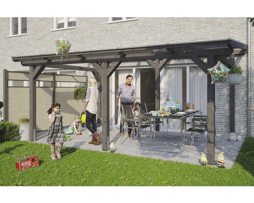 Terrassenüberdachung SKAN HOLZ Siena 541x300 cm schiefergrau Familie feiert unter einer Holzpergola im Garten mit Tisch und Stühlen