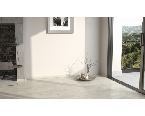 Heller Raum mit hellem Fliesenboden, Kamin und Fenster