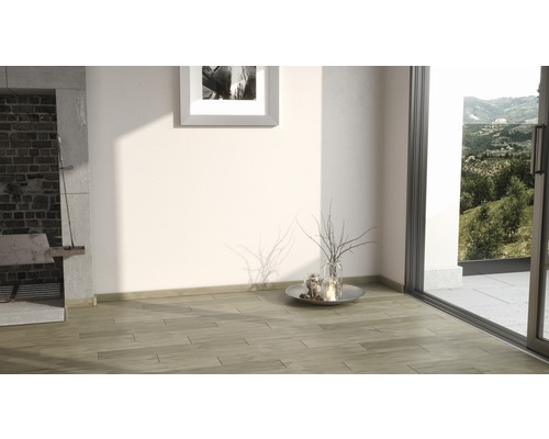 Heller Raum mit Holzboden, Kamin und Blick nach draußen