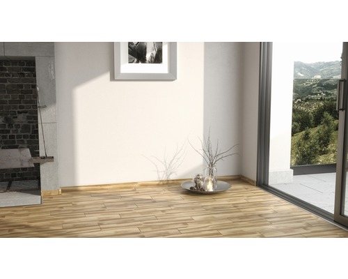 Heller Raum mit Holzboden, Dekoration und Kamin