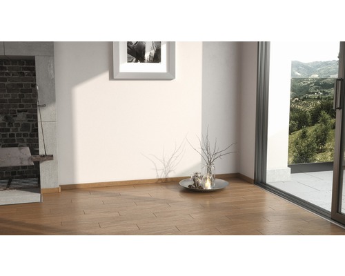 Heller Raum mit Holzboden, gemauertem Kamin und Schiebetür zum Balkon mit Aussicht.